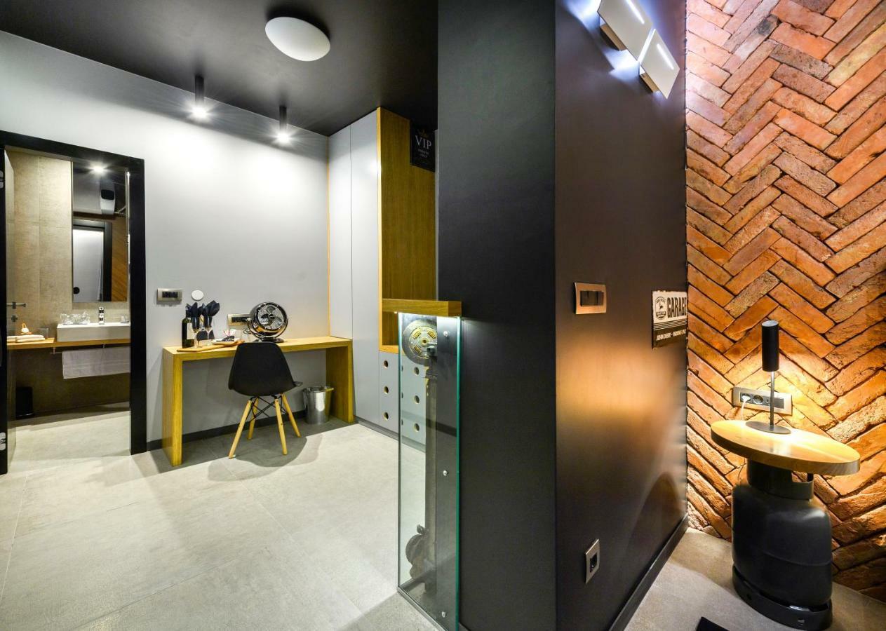 Split Industrial Design Rooms Exteriör bild