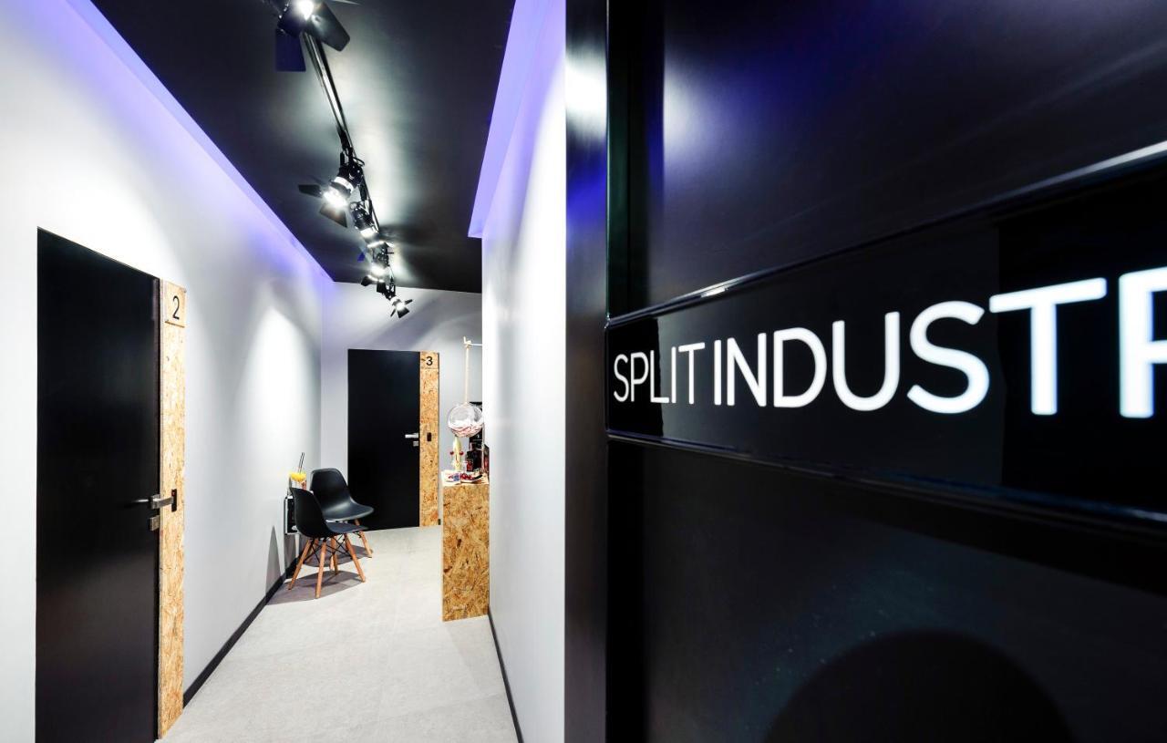 Split Industrial Design Rooms Exteriör bild